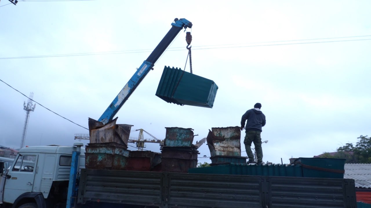 В Махачкале продолжается замена изношенных мусорных контейнеров