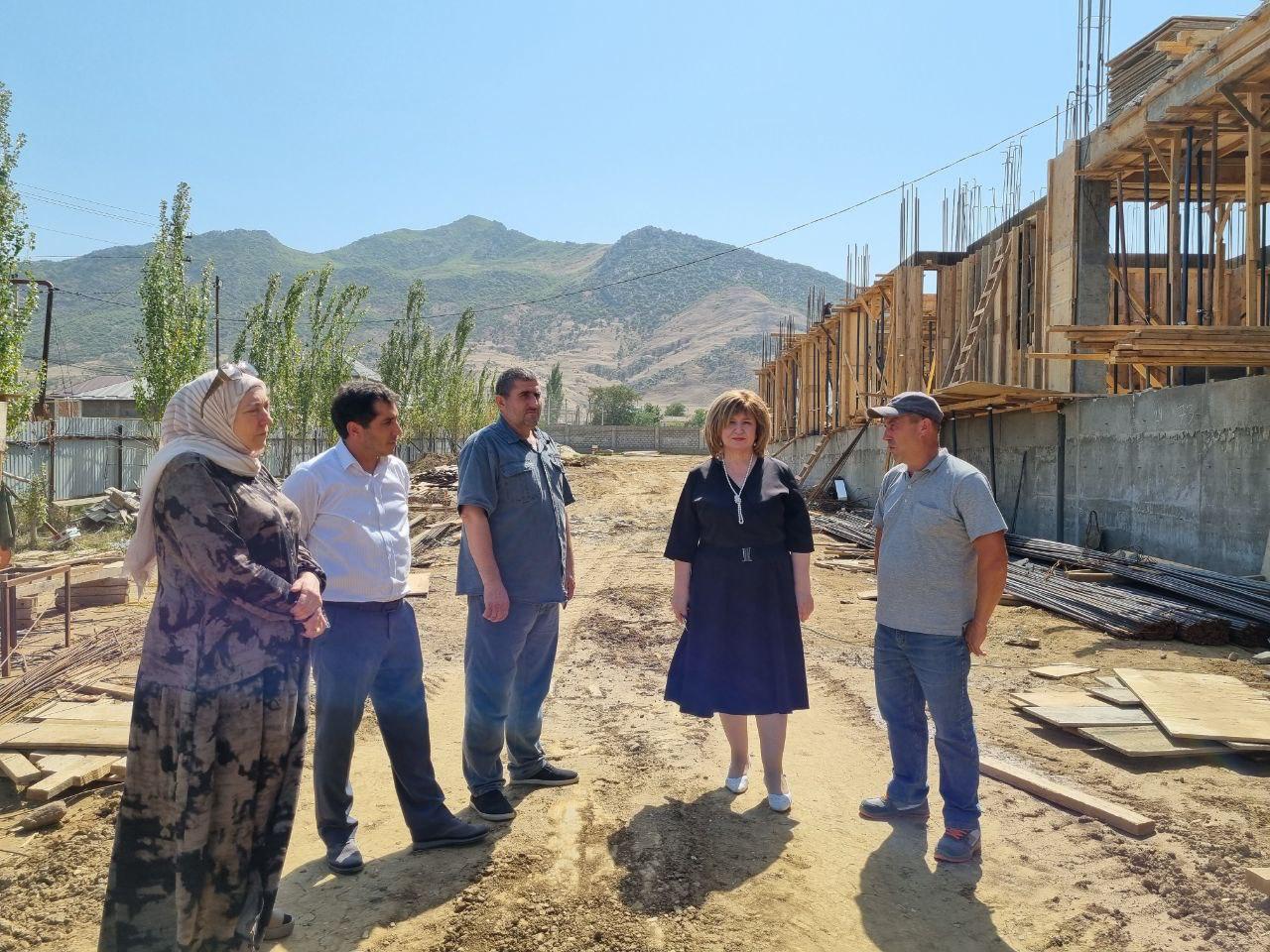 Депутаты Махачкалы проверили ход строительства пристройки к школе в Ленинкенте