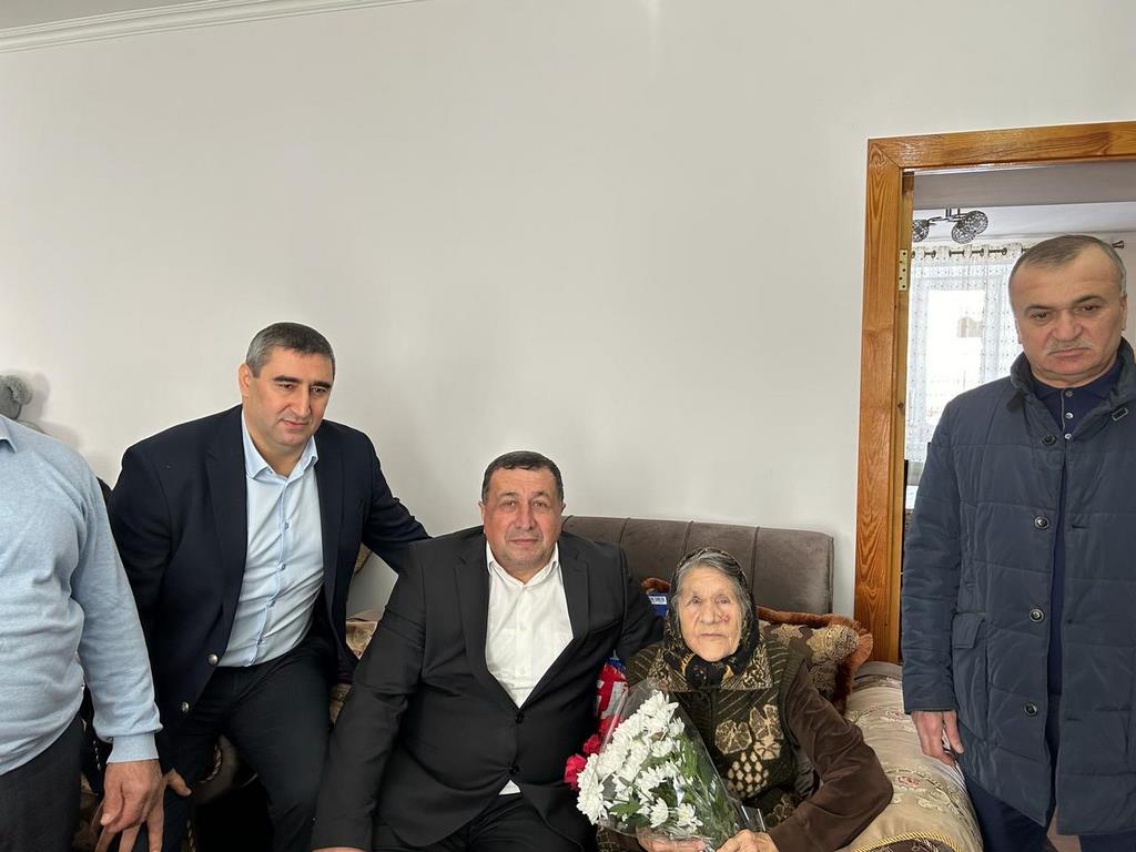 В Сулейман-Стальском районе цветы и подарки вручили блокаднице Ленинграда