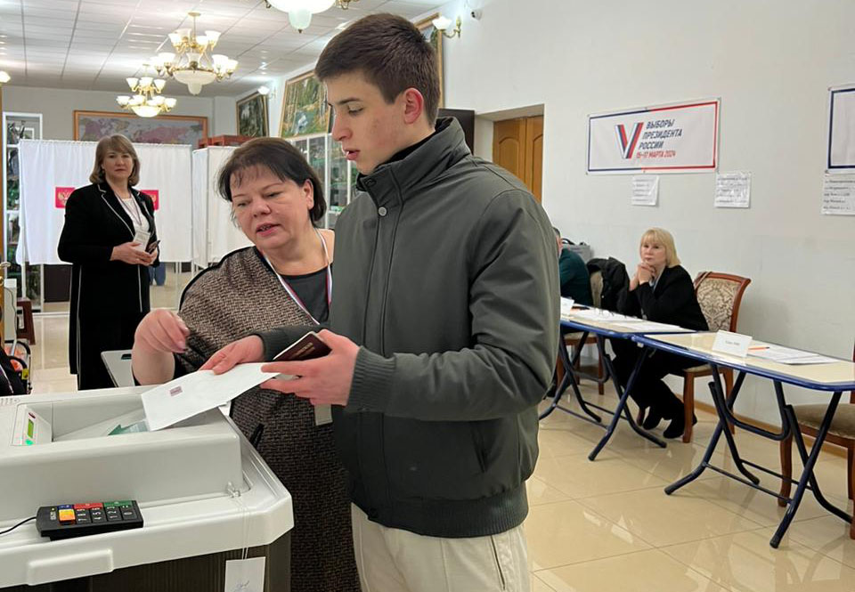 В Кизляре студенты одними из первых проголосовали на выборах президента России