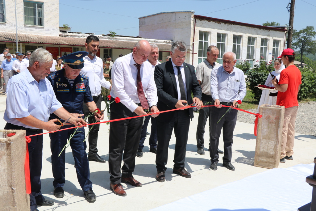 Церемония открытия бюста Героя СССР Ханпаши Нурадилова прошла в Казбековском районе