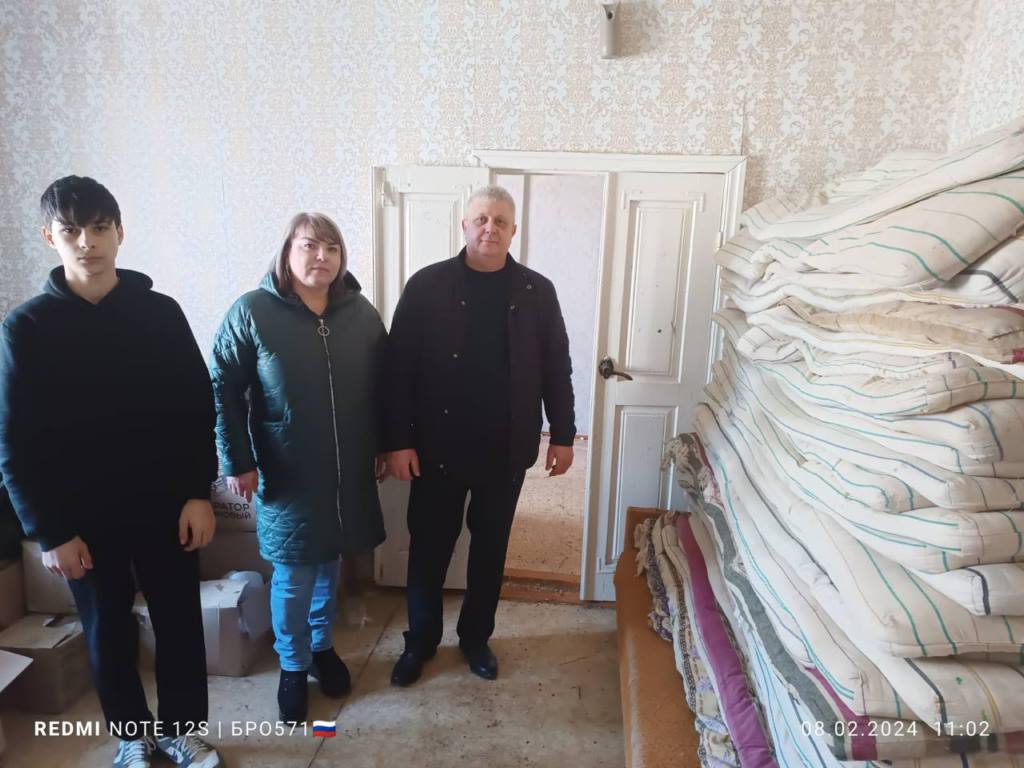 Школьники Кизлярского района передали гуманитарную помощь участникам СВО