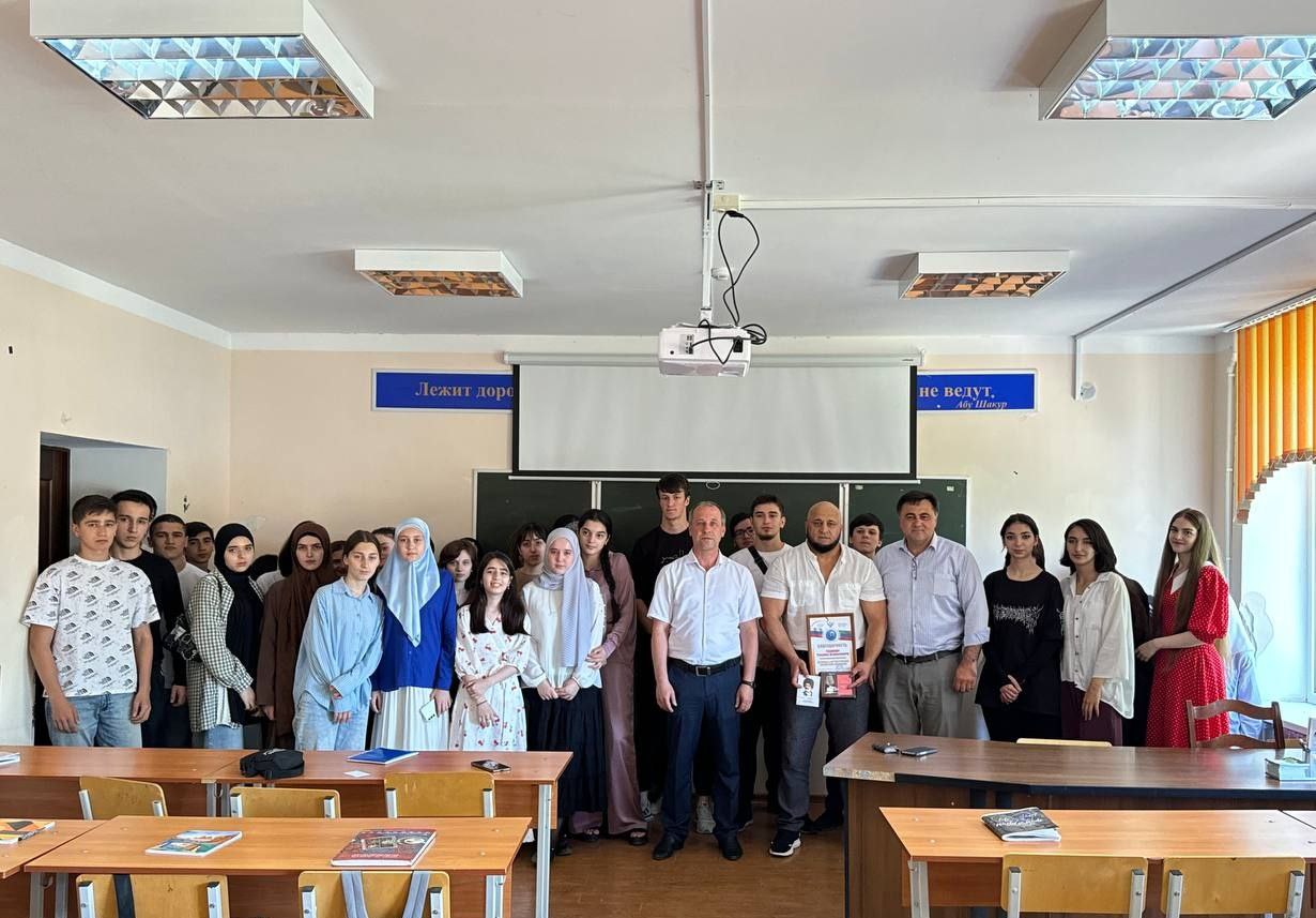 Участник СВО Раидин Гасанов встретился со студентами дагестанского педколледжа