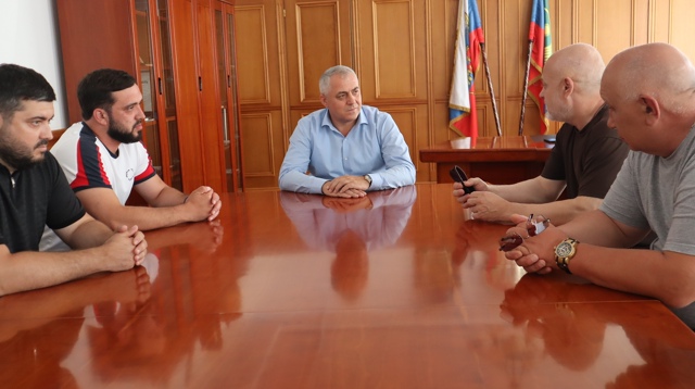 Глава Гергебильского района и глава Михайловского округа посетили Кикунинский консервный завод