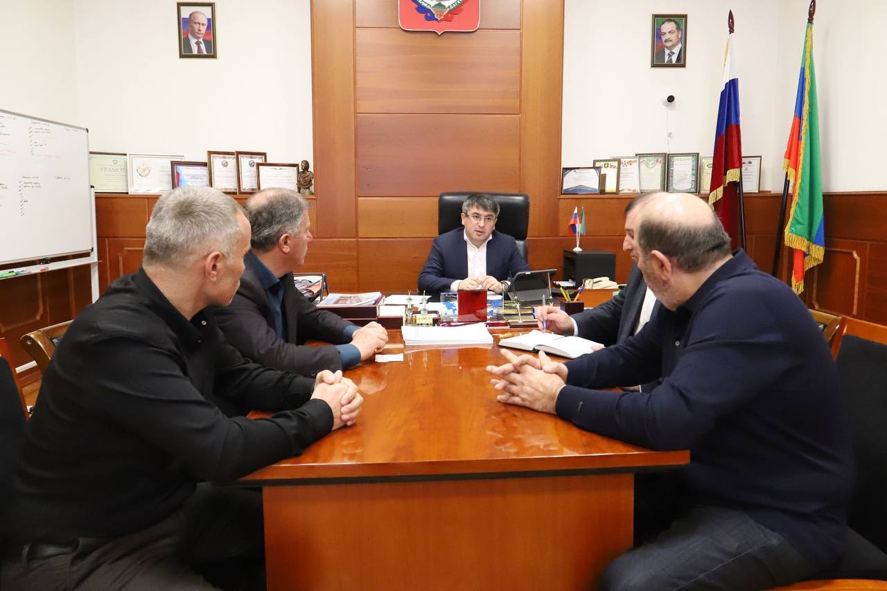 Глава Табасаранского района рассмотрел более 20 обращений в рамках приема граждан