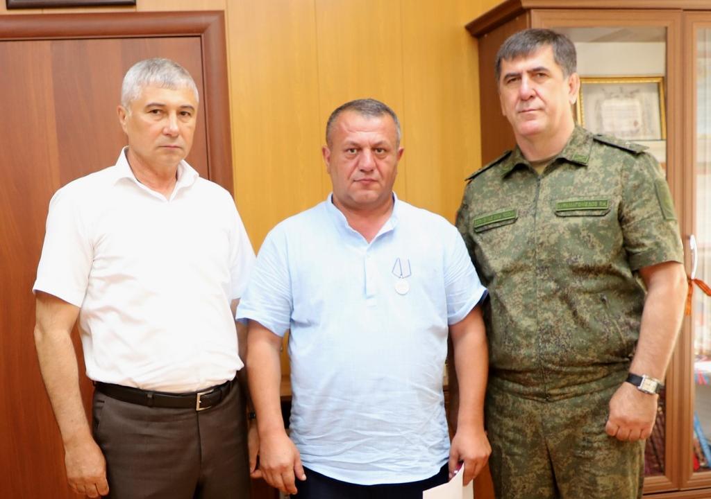 Аким Микиров передал государственные награды семьям героев, погибших в ходе СВО