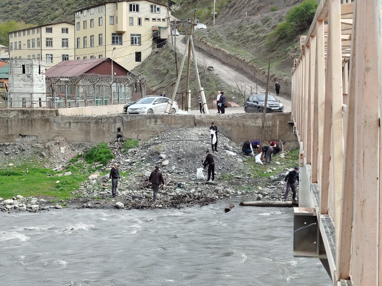 Жители Тляратинского района приняли участие в субботнике по благоустройству территории