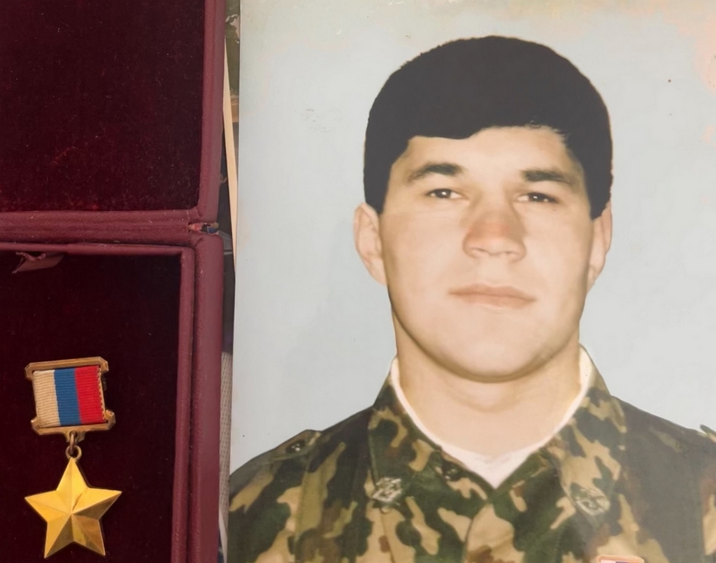 Ветеран Росгвардии навестил родителей Героя России Закира Даудова