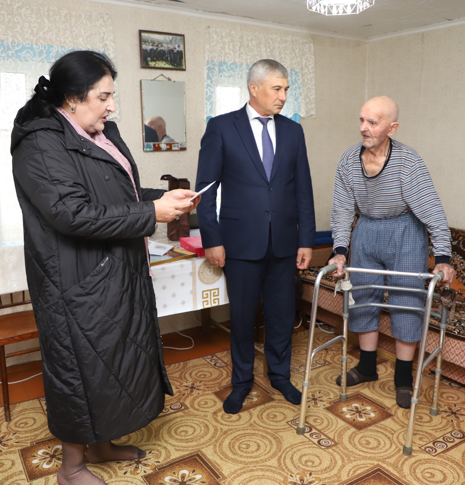 Аким Микиров поздравил с 95-летием жителя села Александрийское