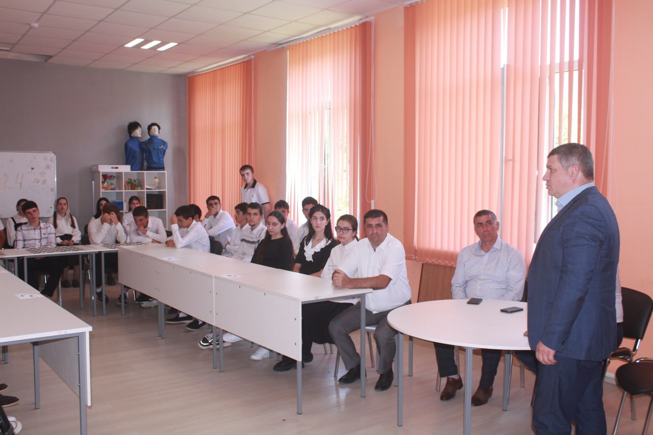 Урок мужества для школьников Хивского района провел Эльдар Атаев