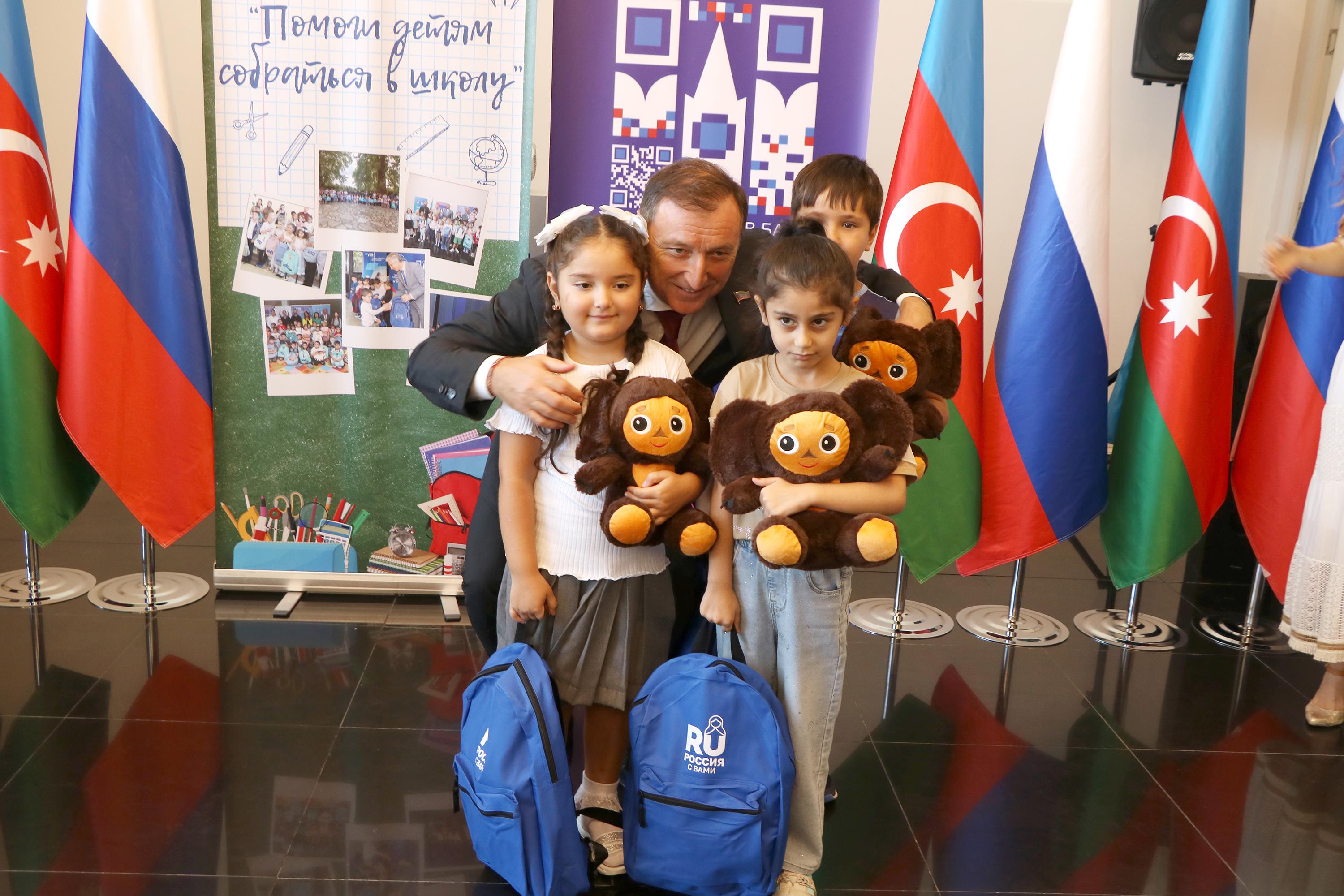 Заур Аскендеров вручил подарки школьникам Азербайджана
