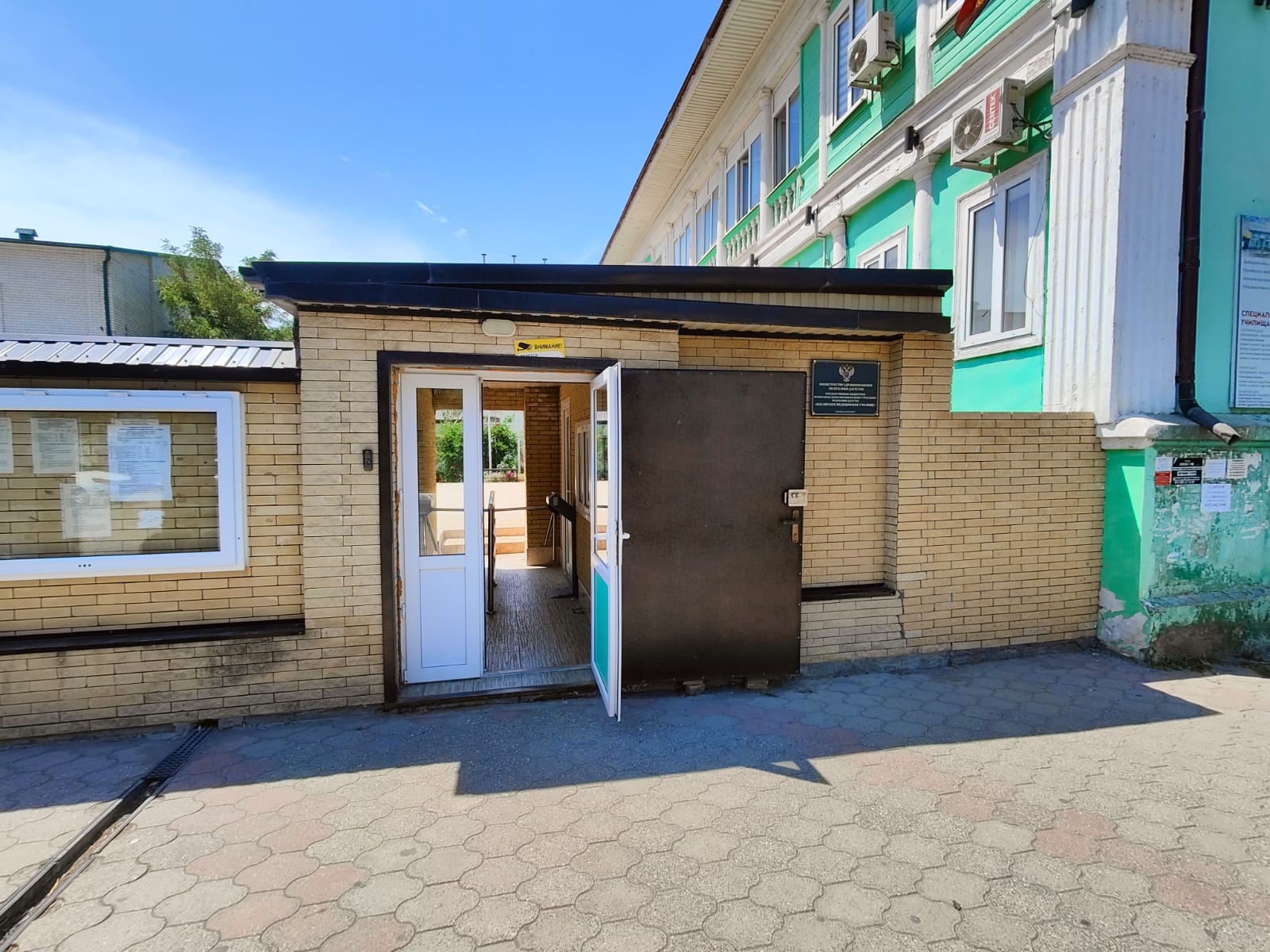 Замдиректора Кизлярского медучилища уличили во взяточничестве