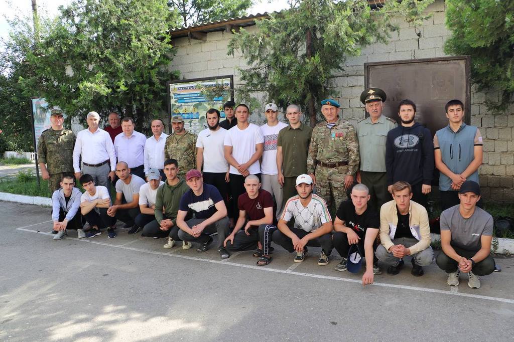 13 новобранцев из Кизлярского района отправились на службу в армию