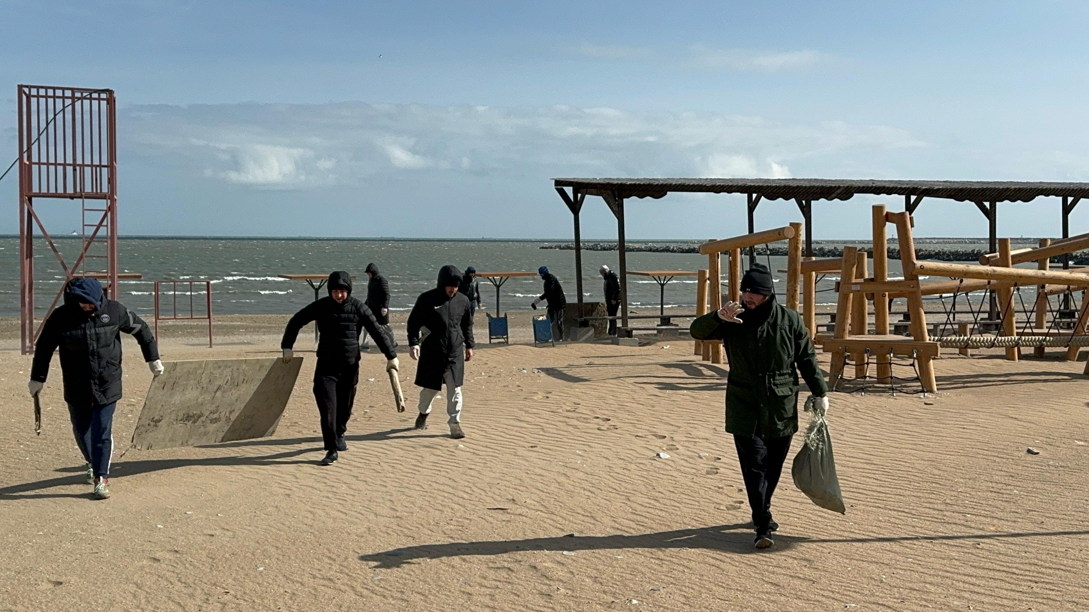 Сотрудники Администрации Махачкалы организовали субботник на городском пляже