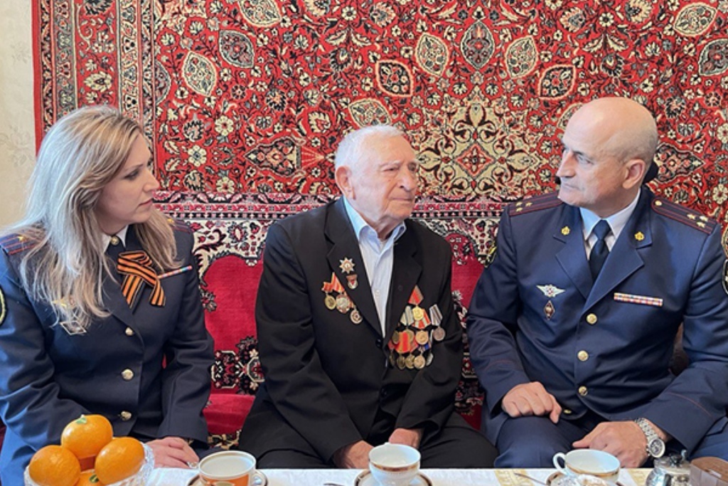 Сотрудники УФСИН Дагестана поздравили ветерана Великой Отечественной войны