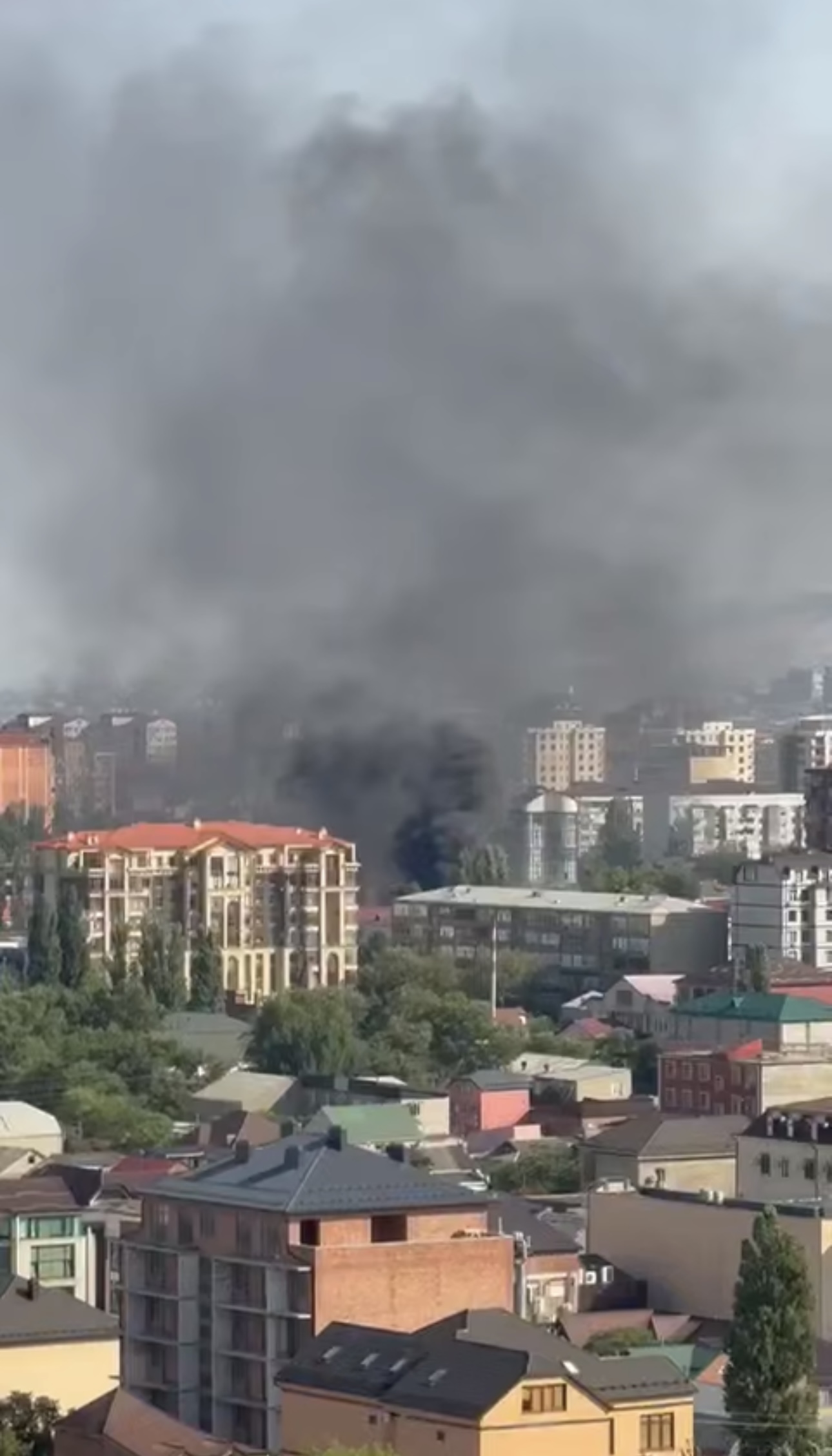 В Махачкале загорелось старое помещение трансформаторной подстанции