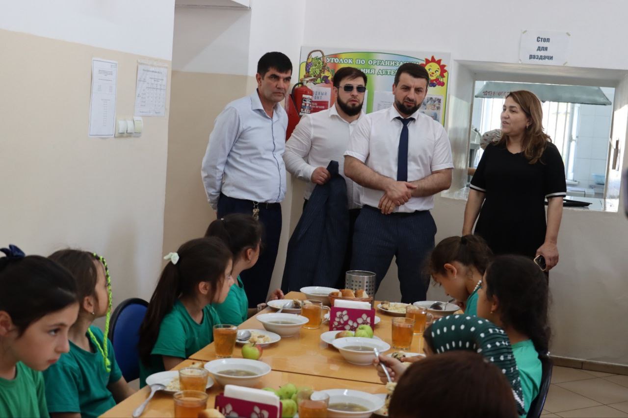 Единороссы Избербаша посетили пришкольные лагеря города