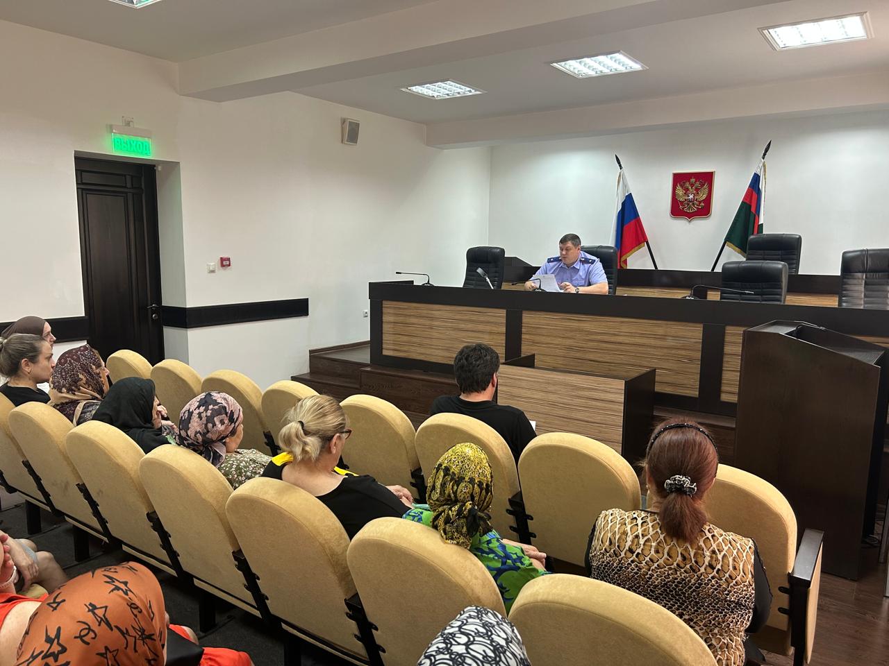 Руководитель СК Дагестана встретился с жильцами аварийного общежития