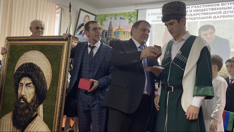 Сайгидпаша Умаханов встретился с коллективом и учащимися школы «Возрождение»