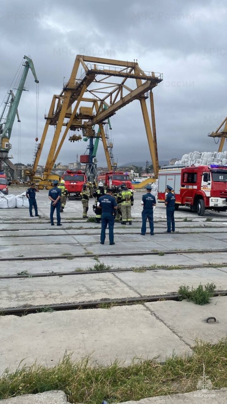 Огнеборцы потушили условный пожар на сухогрузе «Махачкала»