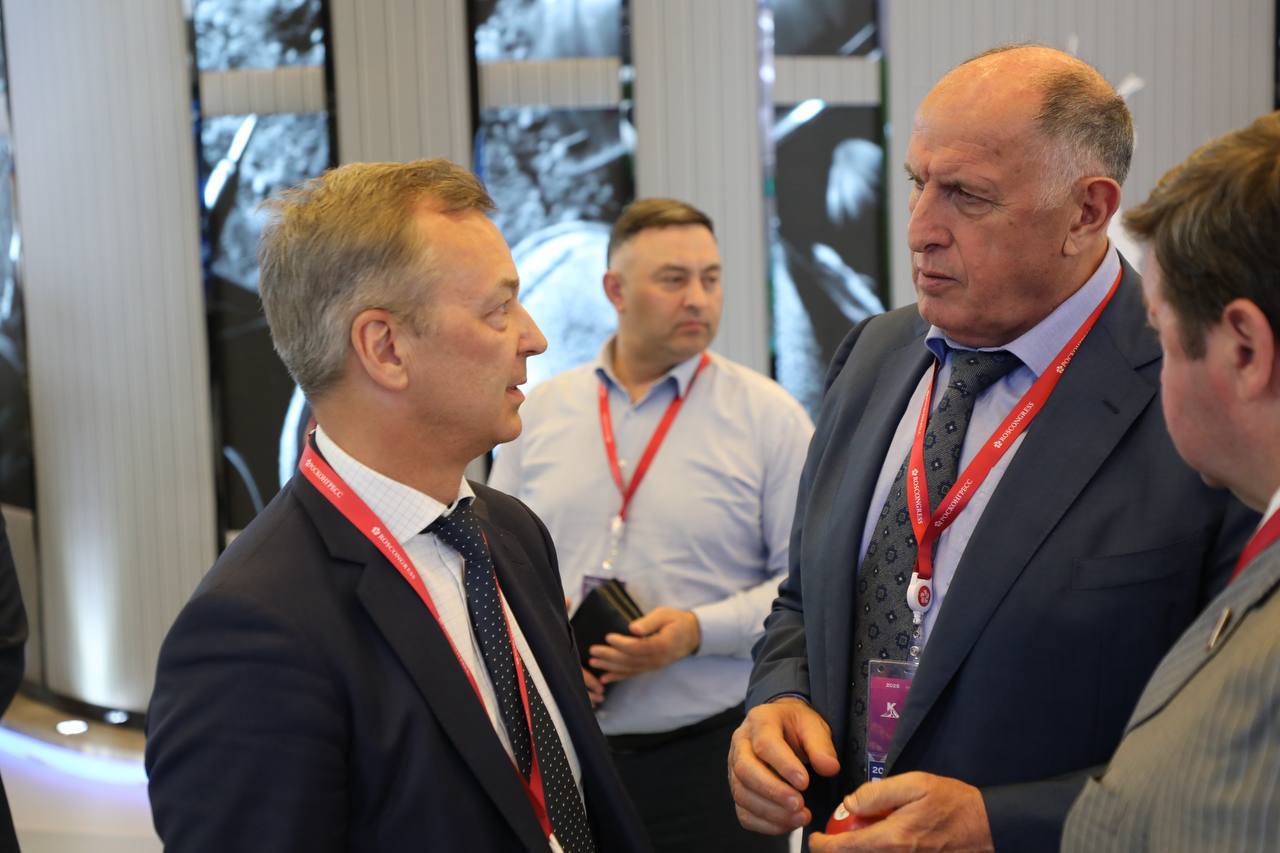 Первый зампред Совета Федерации посетил стенд Дагестана на КИФ