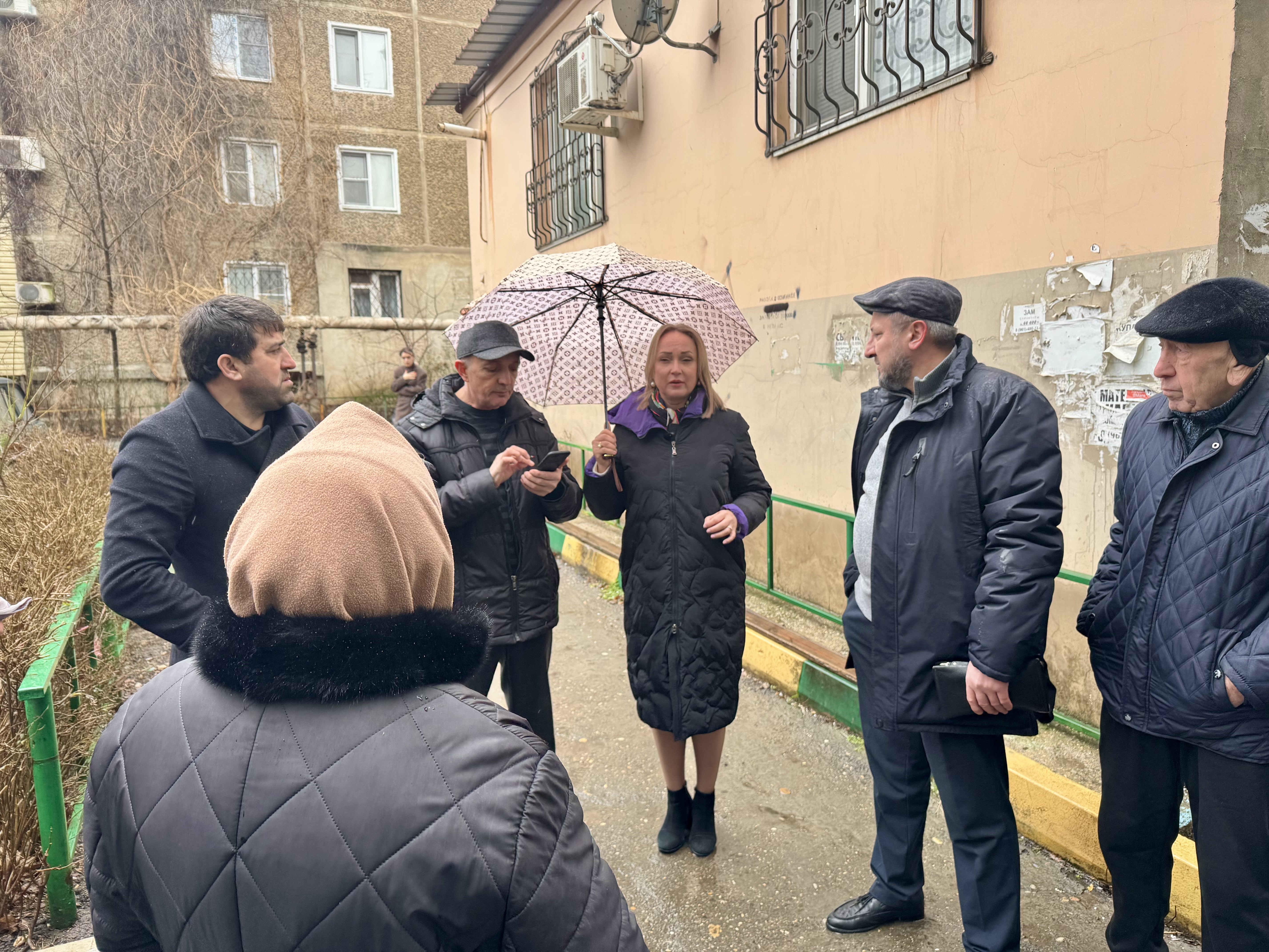 Депутаты Советского района Махачкалы встретились с жителями многоквартирного дома