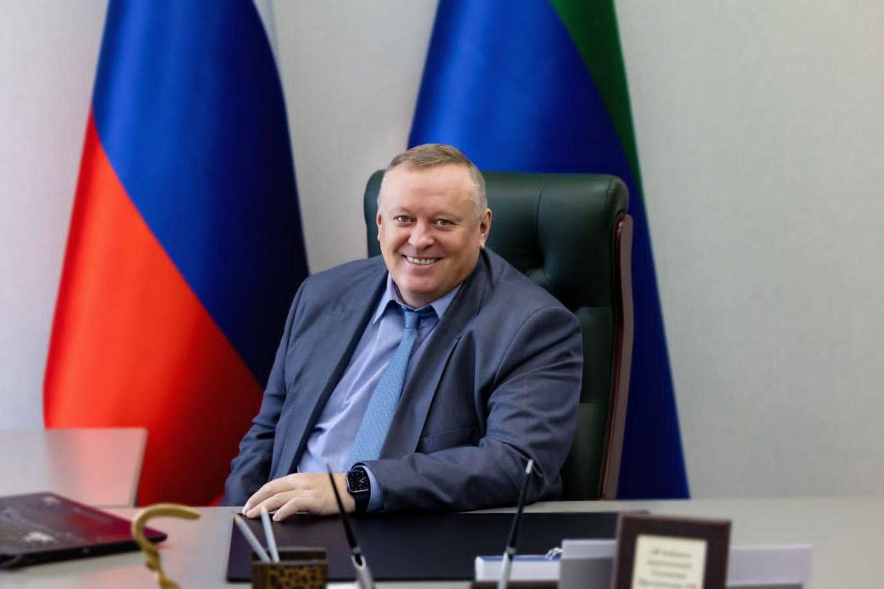 Мэр Каспийска Борис Гонцов поздравил выпускников с окончанием учебного года