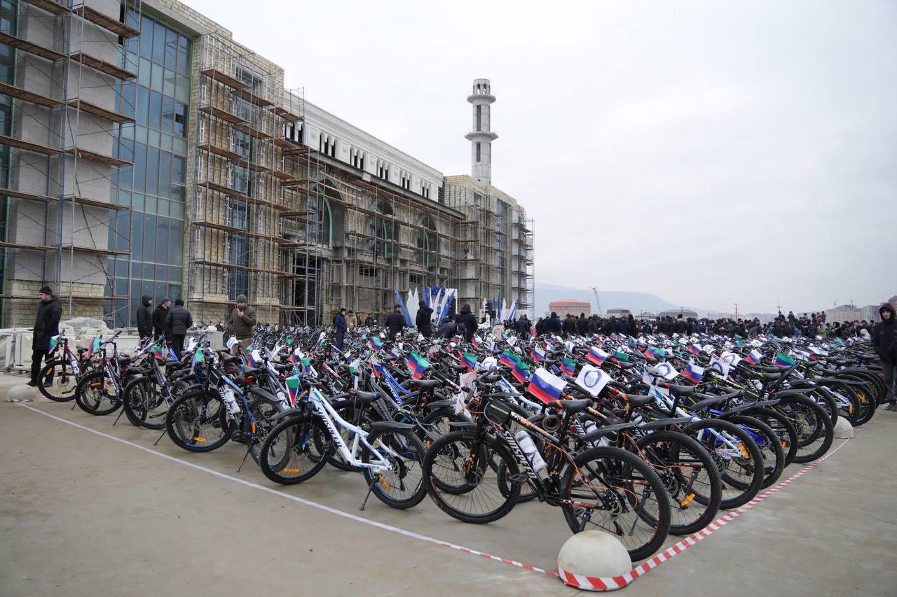 Победителям марафона «40 утренних намазов в мечети» в Дагестане вручили велосипеды