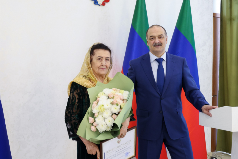 В День России Сергей Меликов вручил госнаграды дагестанцам