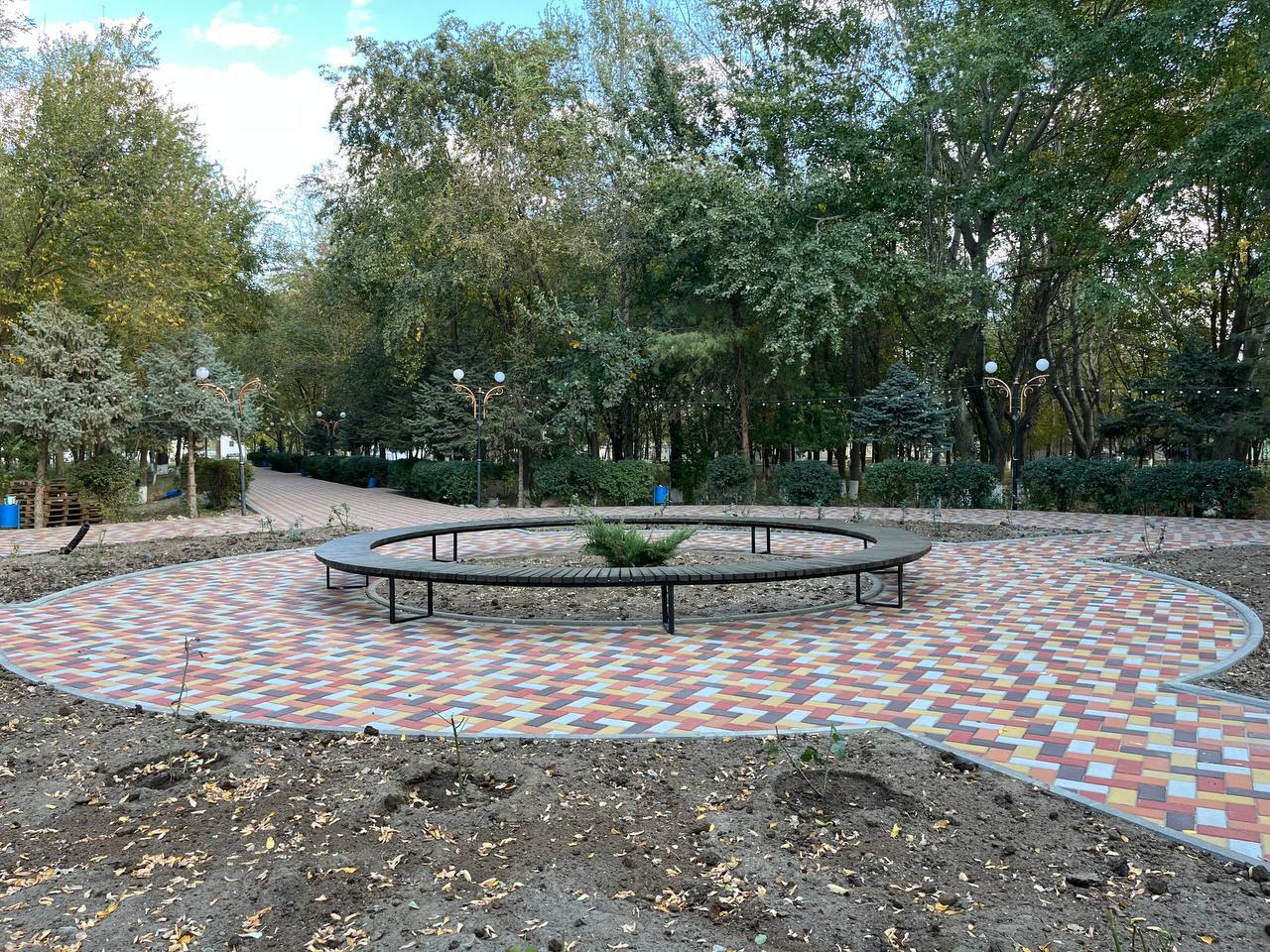 Единороссы проверили благоустройство парка Южно-Сухокумска