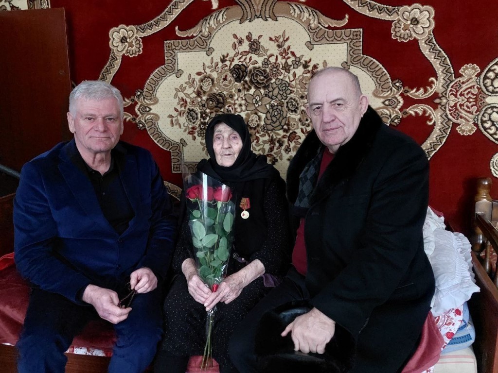 Глава Кизилюртовского района Рустам Татарханов вручил юбилейные медали ветеранам труда