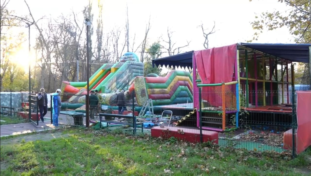 В махачкалинских парках освобождают территории от незаконных коммерческих объектов