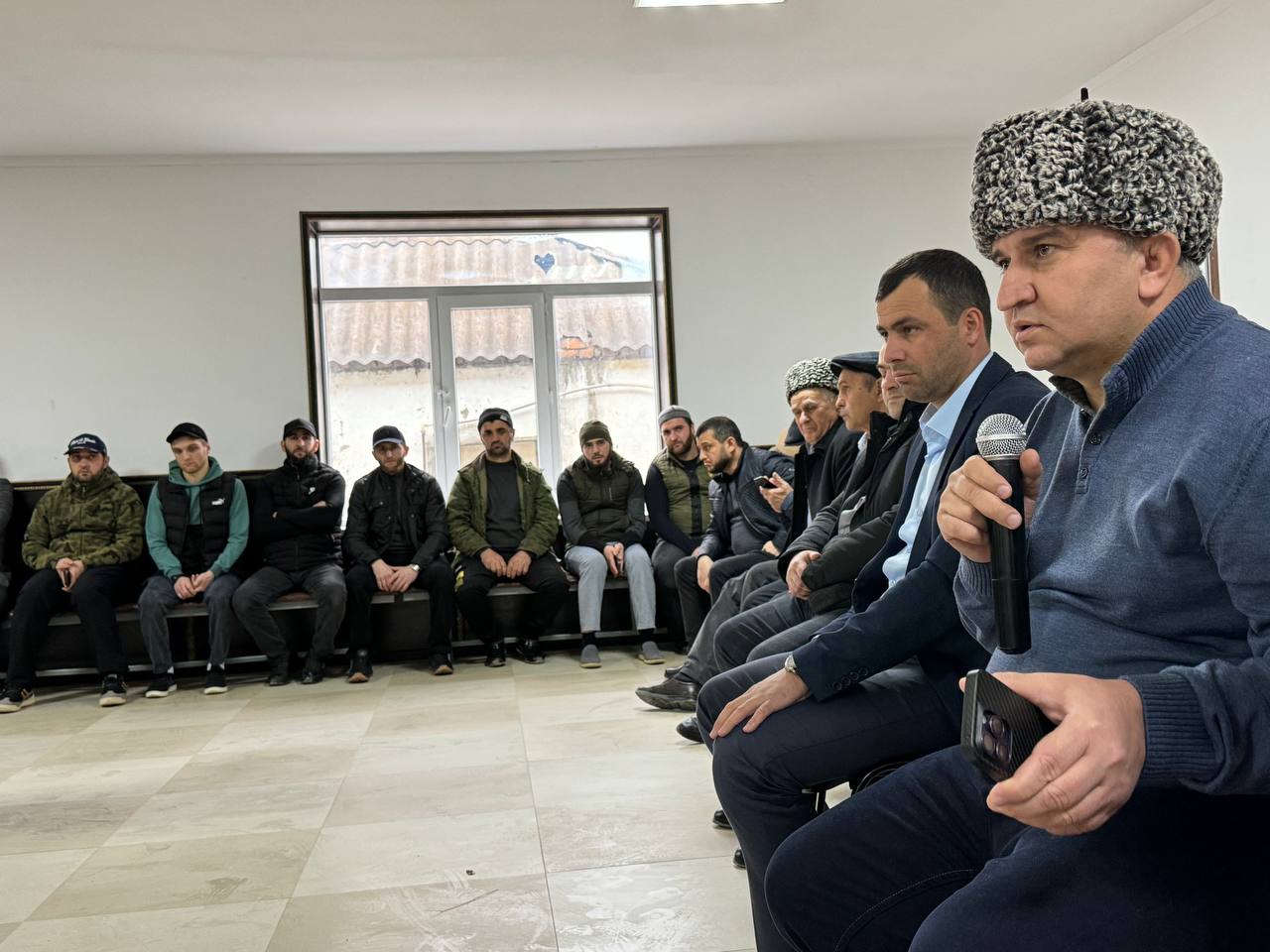 Глава Казбековского района обсудил волнующие вопросы с населением Ленинаула