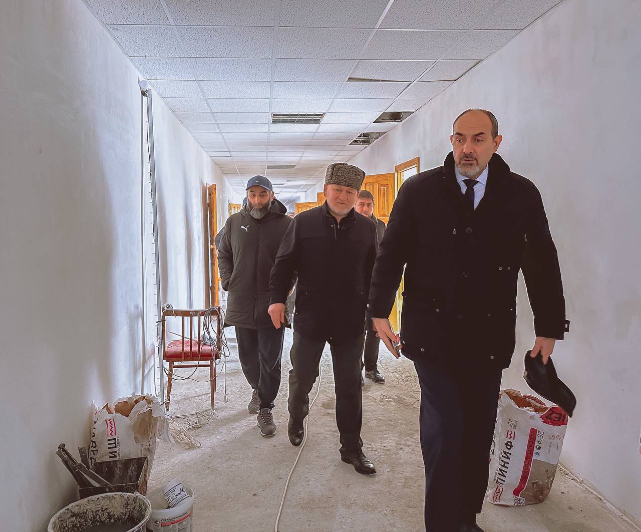 Яхья Бучаев осмотрел здание для временного размещения Шамилькалинской СОШ