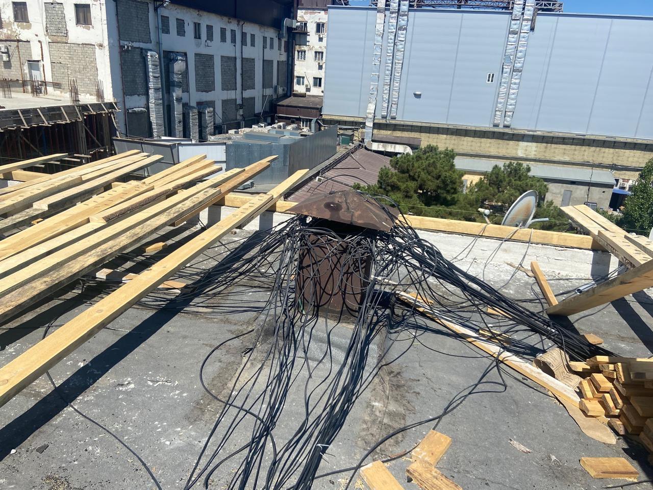 Подрядчики смонтировали основание и конструкцию новых кровель в четырех домах Махачкалы