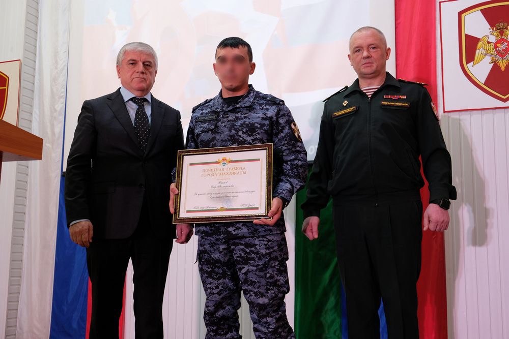 Юсуп Умавов вручил грамоты военнослужащим Росгвардии ко Дню защитника Отечества