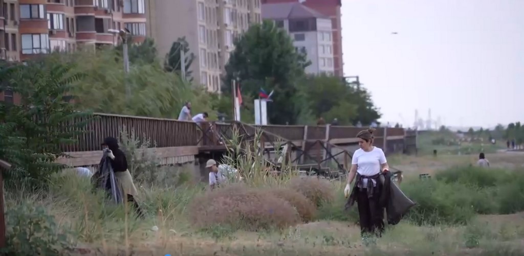 Десятки добровольцев вышли на уборку набережной в Махачкале