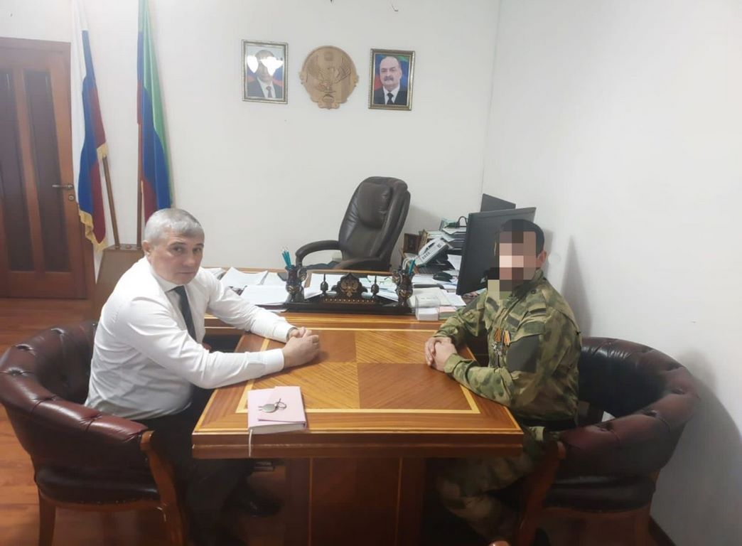 Глава Кизлярского района встретился с участником СВО