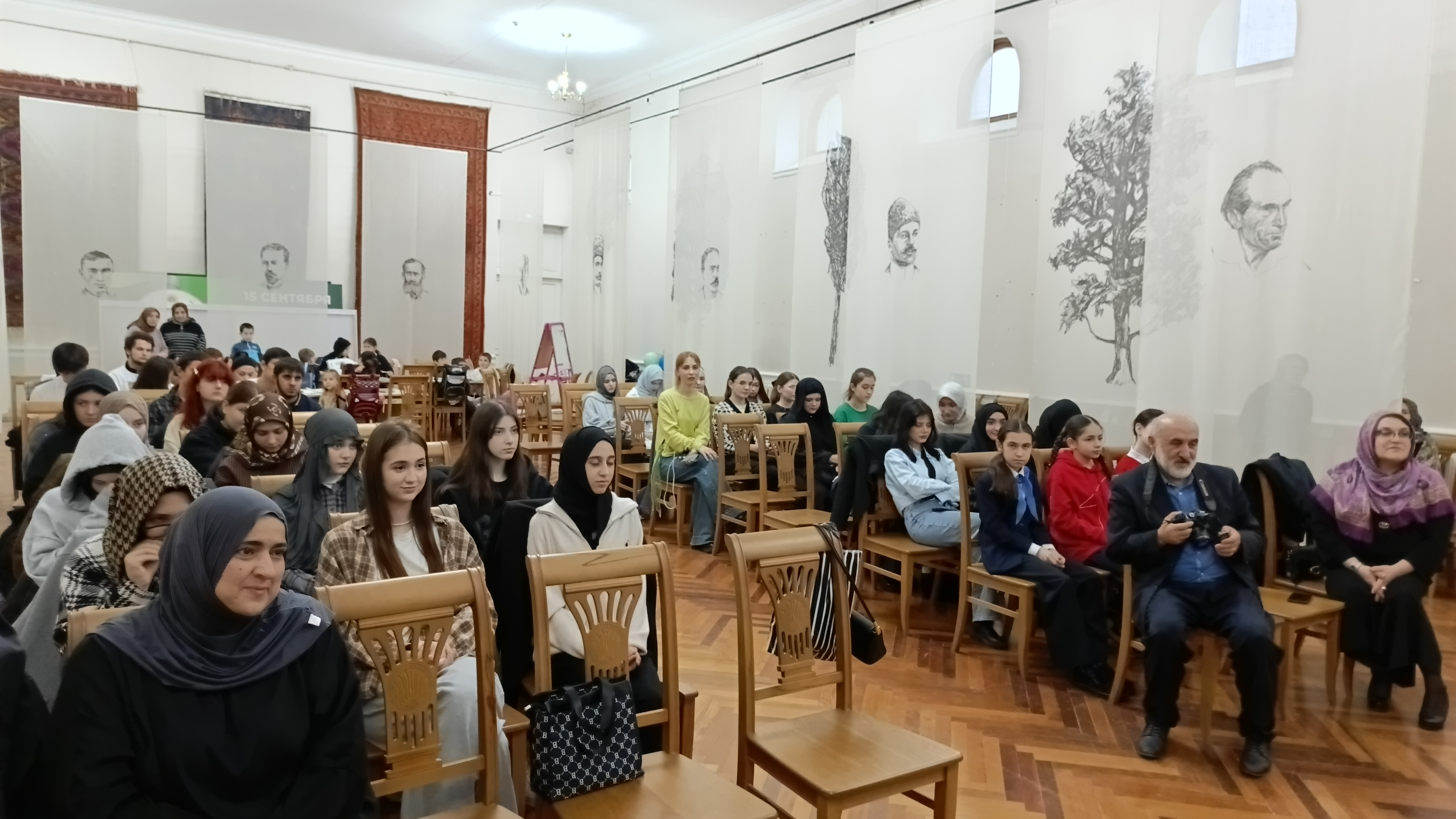 В Буйнакске открылась выставка рисунков подростка Фатимы Шихшабековой