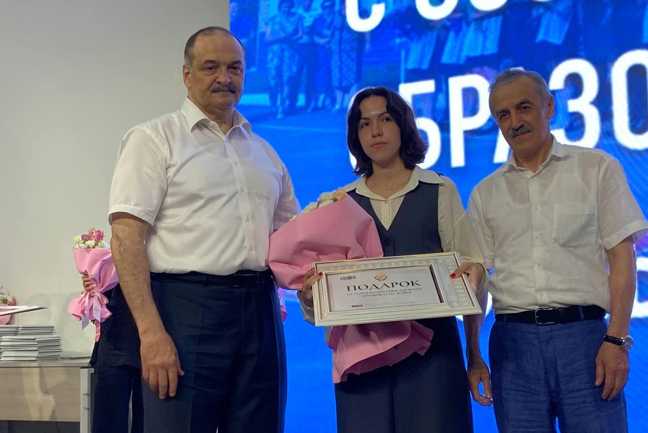 Сергей Меликов поздравил школьников с особыми образовательными результатами