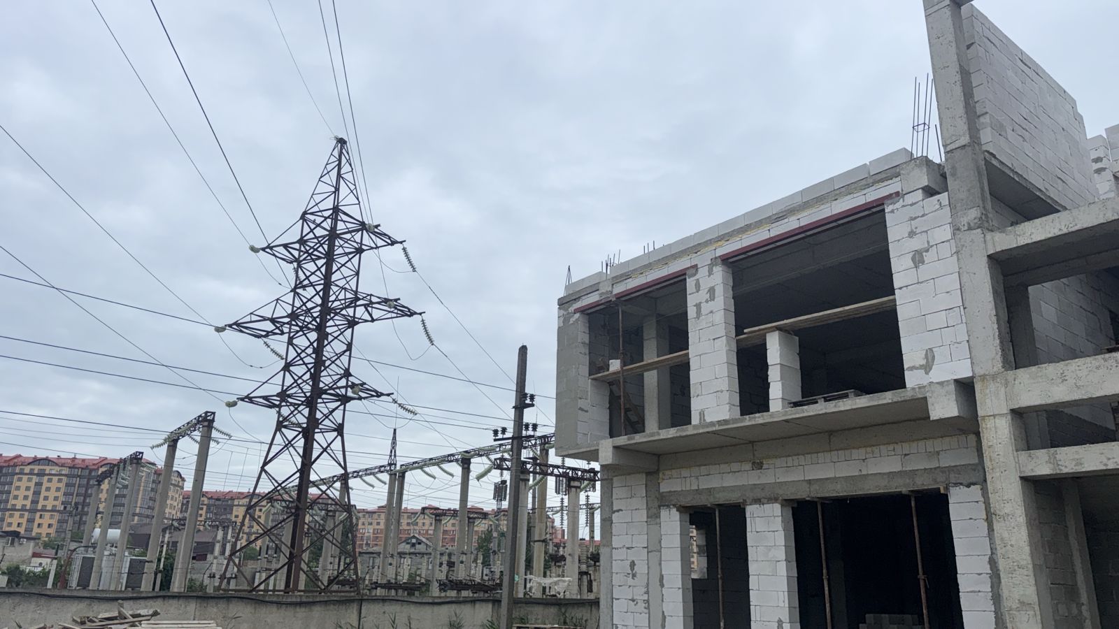 В Дагестане выявлено почти 190 нарушений охранных зон линий электропередачи