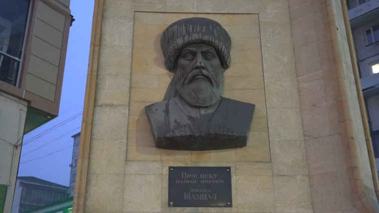 В Махачкале восстановят баннер с изображением имама Шамиля, поврежденный вандалами