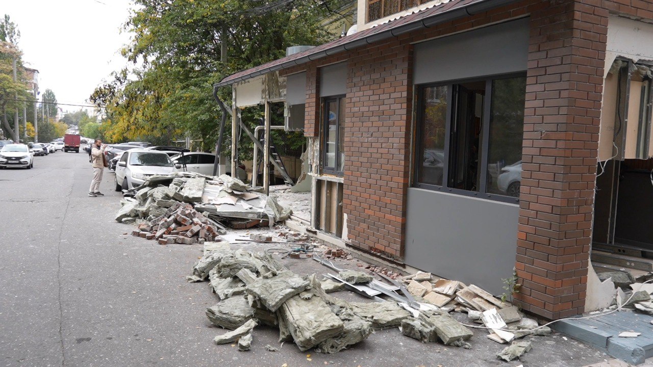 В Махачкале пешеходную часть тротуара освободили от незаконной пристройки