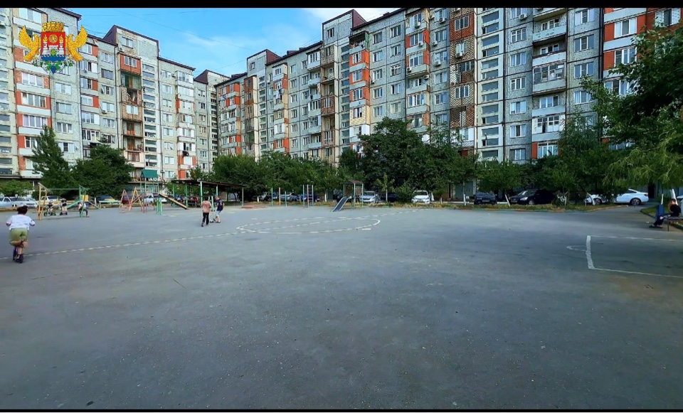 Депутаты Махачкалы обсудили благоустройство двора с жителями МКД