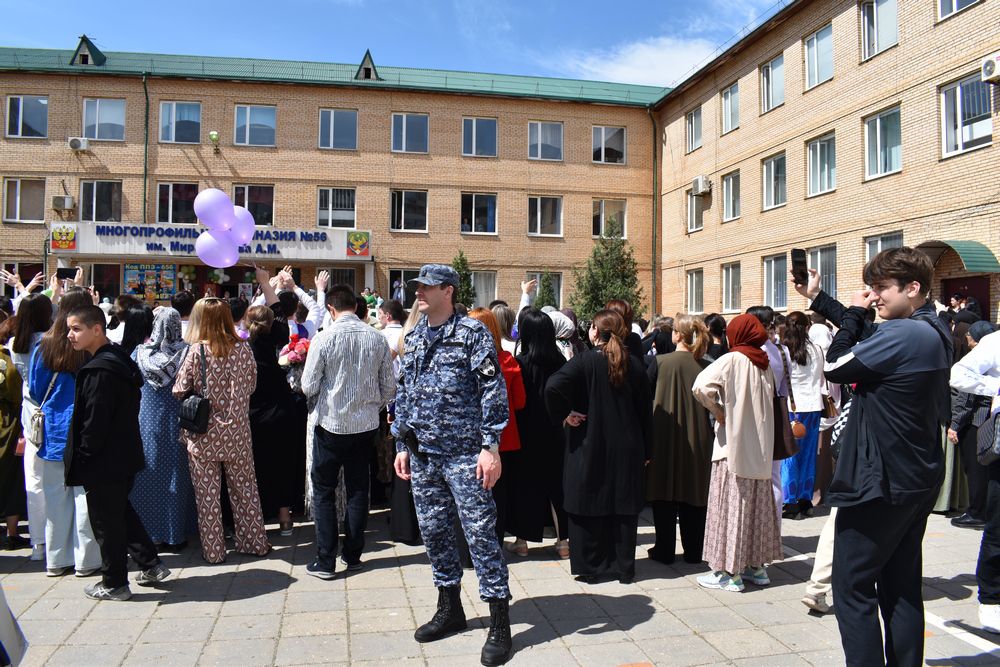 Росгвардейцы обеспечили безопасность во время «последних звонков» в школах Дагестана
