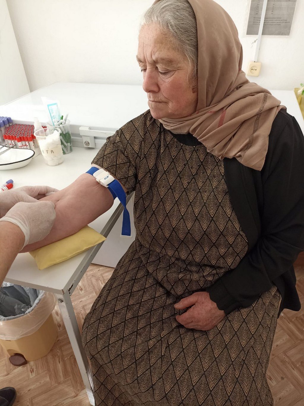 Работники Минтруда доставили пожилых граждан в больницу для прохождения осмотров