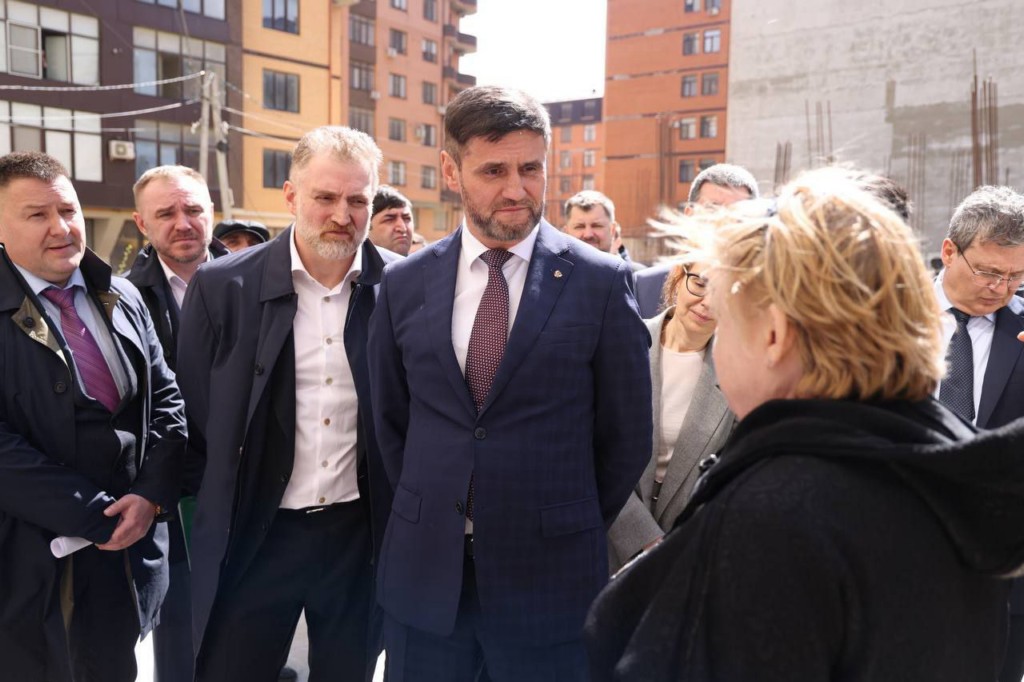 Замглавы Минэнерго России посетил незаконно подключенные к электросетям многоэтажки Махачкалы