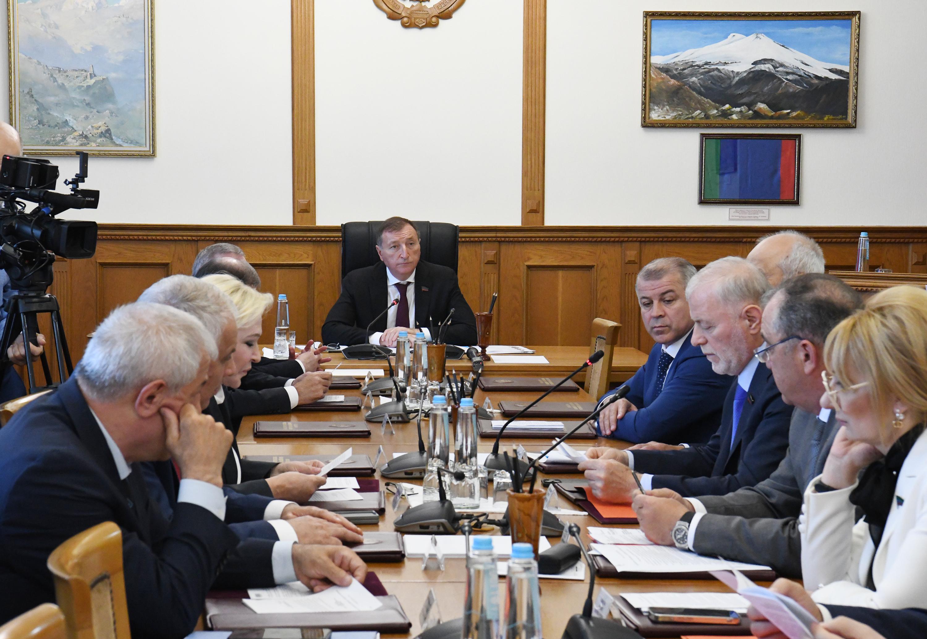 Заур Аскендеров провел заседание Президиума Народного Собрания РД