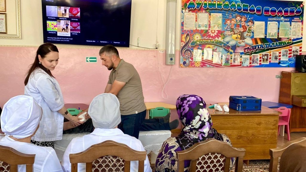 Специалисты Казбековского района проводят обучение по оказанию первой помощи