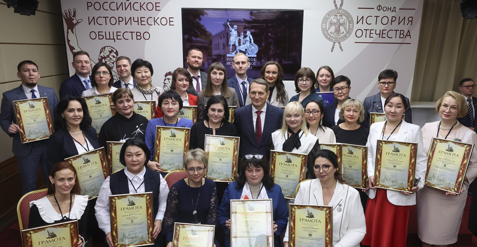 Сергей Нарышкин наградил учителя истории из Дагестана